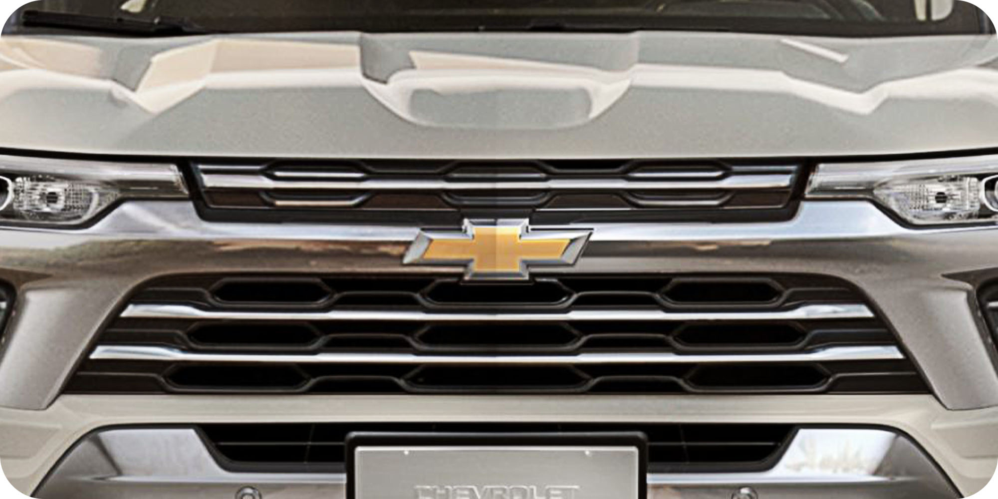 Una camioneta Chevrolet enfocando el corbatín logo distintivo de Chevrolet