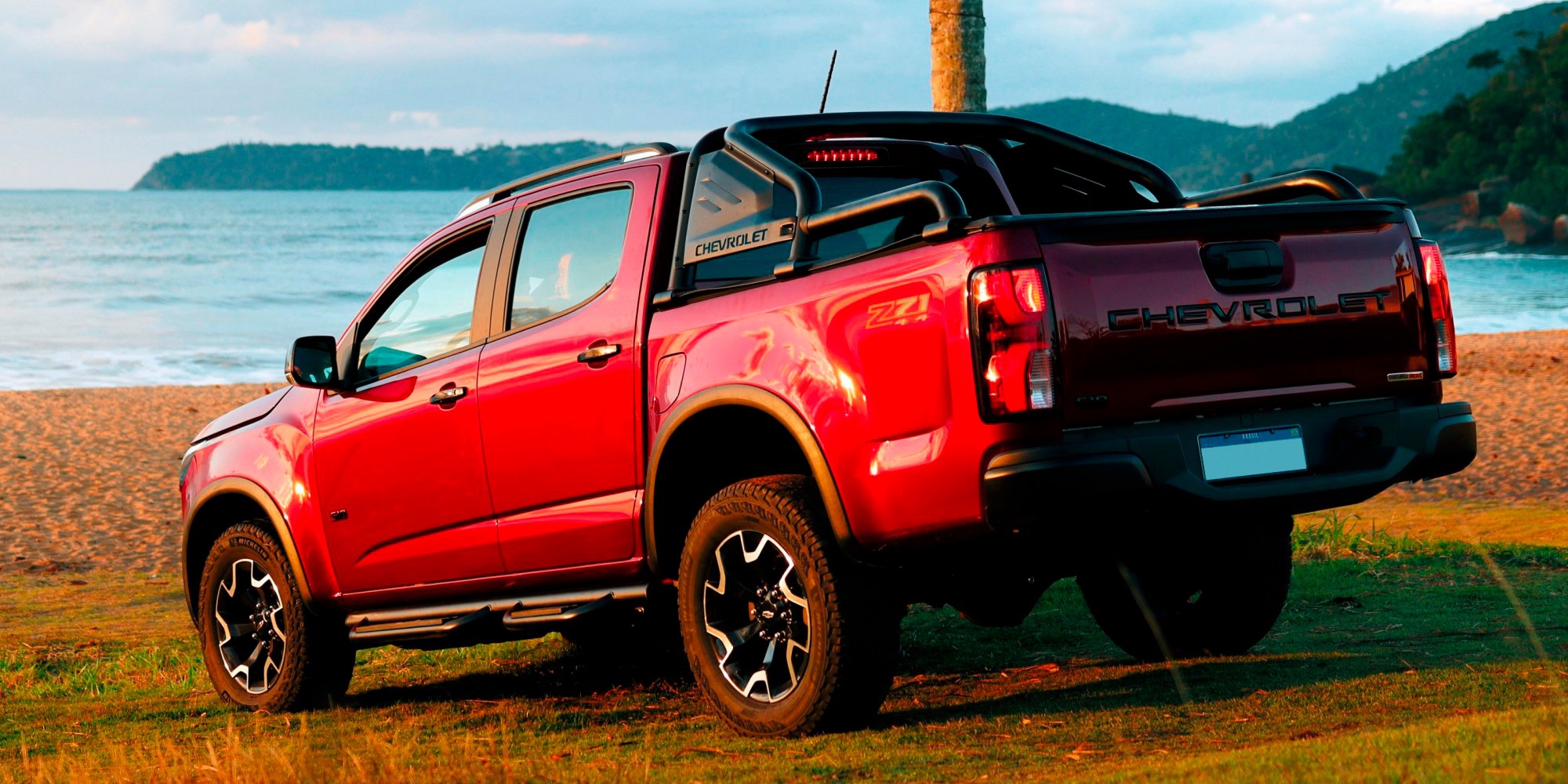 Chevrolet S10 en Argentina con vista trasera lateral junto a la playa