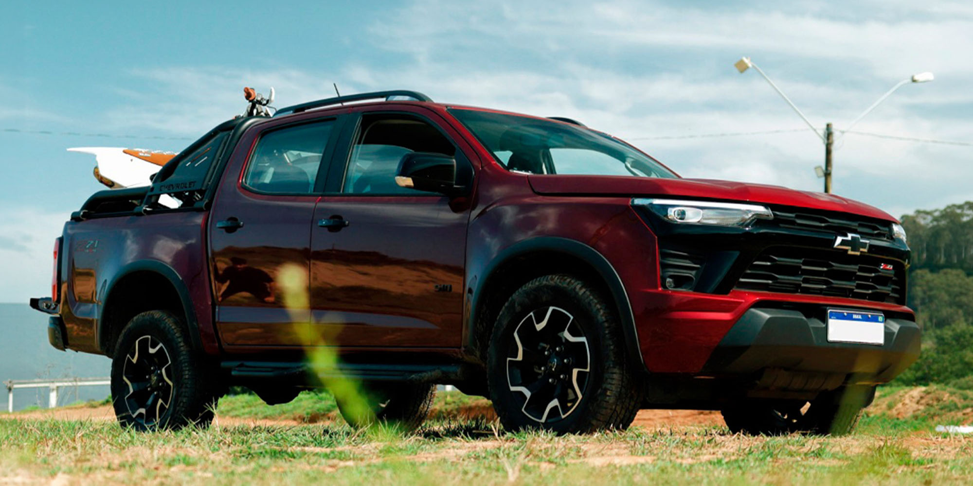 Chevrolet S10 roja con diseño exterior robusto, preparada para el trabajo, la aventura y el desempeño en diferentes tipos de terreno.