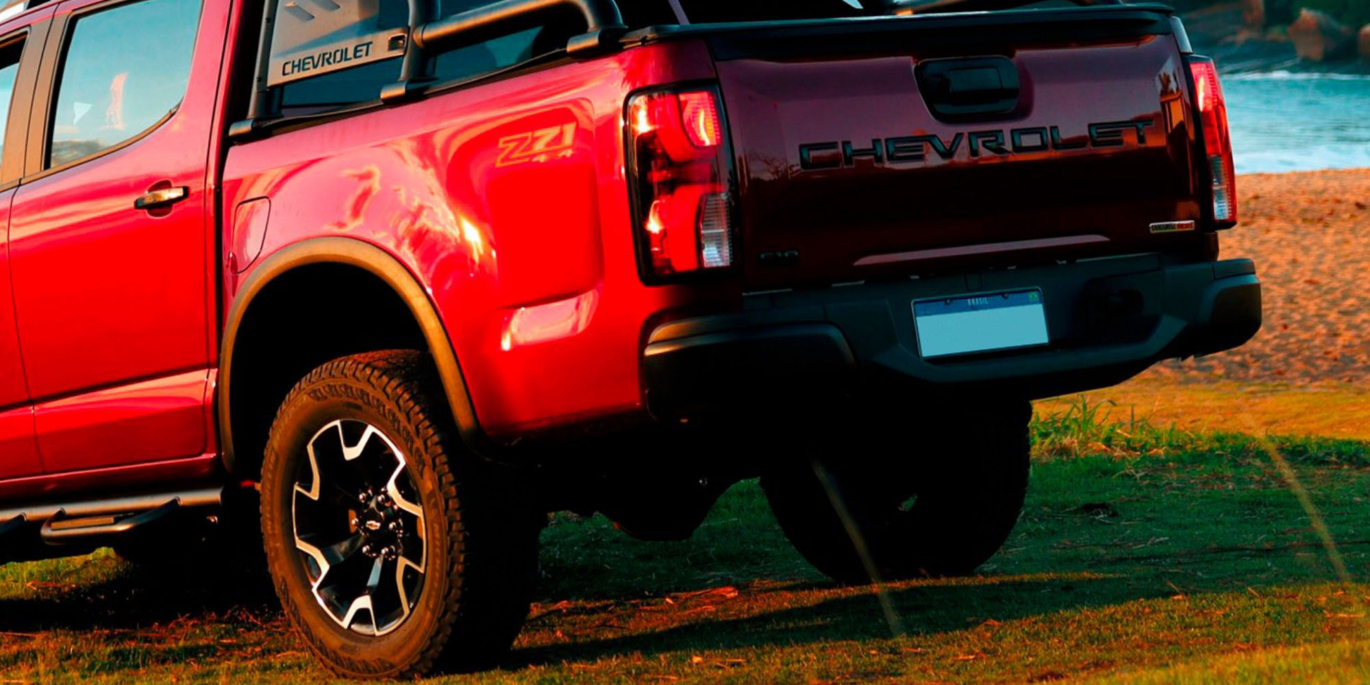 Vista trasera de la Chevrolet S10 Z71 color rojo, destacando el diseño de la compuerta, las luces traseras y los detalles exclusivos de la versión Z71.