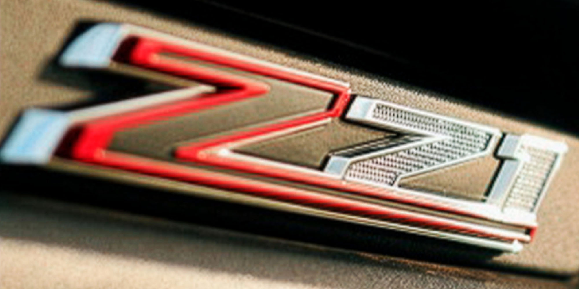 Detalle del emblema Z71 de la Chevrolet S10, resaltando los acabados exclusivos y la identidad deportiva de esta versión.
